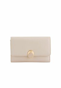 Beżowy portfel z ekoskóry z zaokrągloną klapką, zabezpieczony złotym, okrągłym guzikiem. Gładka faktura z delikatnym przeszyciem, bez widocznych wzorów.