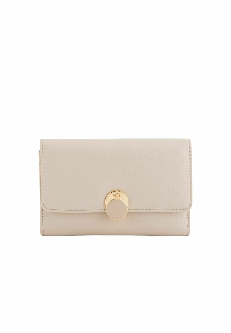 Beżowy portfel z ekoskóry z zaokrągloną klapką, zabezpieczony złotym, okrągłym guzikiem. Gładka faktura z delikatnym przeszyciem, bez widocznych wzorów.