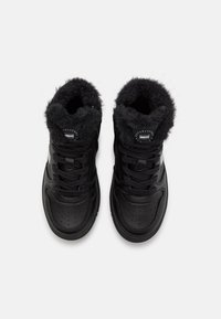 Czarne sneakersy wysokie z gładkiej skóry, z futrzanym kołnierzem, perforowanym czubkiem oraz teksturowanymi czarnymi sznurowadłami.