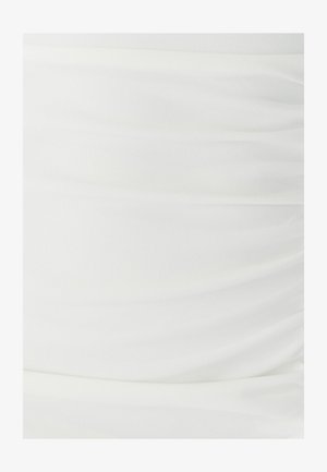 Hvid rynket stof med en glat tekstur, der har subtile draperinger og folder, hvilket skaber et blødt, flydende udseende.