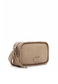 Borsa a tracolla in pelle beige con bordo intrecciato e chiusura con zip. Presenta un tassello decorativo e un piccolo etichetta del marchio sul davanti.