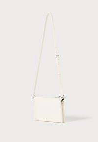 Borsa a tracolla bianca in pelle con forma piatta, tracolla regolabile, accessori in argento e chiusura con zip. Texture liscia, branding minimal.