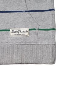 Sudadera gris claro con rayas horizontales azules y verdes. Incluye un dobladillo acanalado y una etiqueta de marca que dice "Band of Rascals."