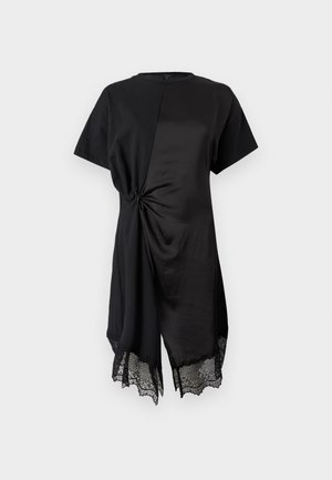 Μαύρο φόρεμα με κοντά μανίκια, διαθέτει ζώνη δεμένη σε κόμπο στη μέση, συνδυασμό ματ και σατέν υφών, και δαντέλα στη φάσα.