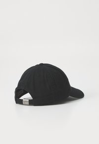 Svart bomull baseballcaps med buet skjerm, justerbar metall lukking bak, og en teksturert stoffoverflate.