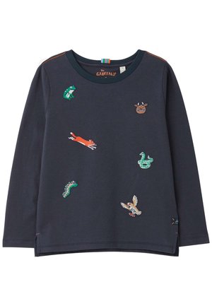 Marineblauw overhemd met lange mouwen en geborduurde figuren: kikker, vos, Gruffalo-gezicht, slang, rups en uil aan de voorkant.