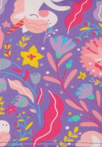 Bunt gemusterter Stoff mit lila Hintergrund und verspielten Illustrationen von Blumen, Blättern und einem Einhorn mit einer Eistüte.