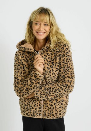 Chaqueta de forro polar con capucha y estampado de leopardo, con cierre frontal de cremallera y textura suave. Los colores incluyen manchas de animal en tonos marrón claro y negro.