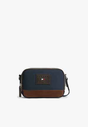 Marineblauwe en bruine rechthoekige crossbodytas met ritssluiting en een opgenaaid Tommy Hilfiger-logo aan de voorkant.