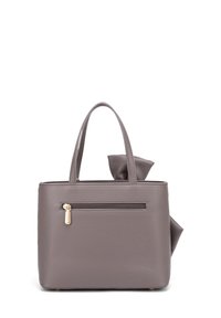 Borsa tote in ecopelle grigia con due manici, una tasca con zip frontale e un accento in nastro di stoffa laterale.