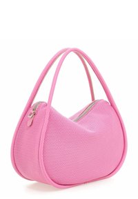 Bolso perforado rosa con forma curvada, doble asa y cierre con cremallera. La textura suave con un sutil brillo resalta el diseño.