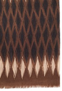 Tissu tissé présentant un motif géométrique de diamants en brun et crème, avec une surface texturée et des bords frangés.