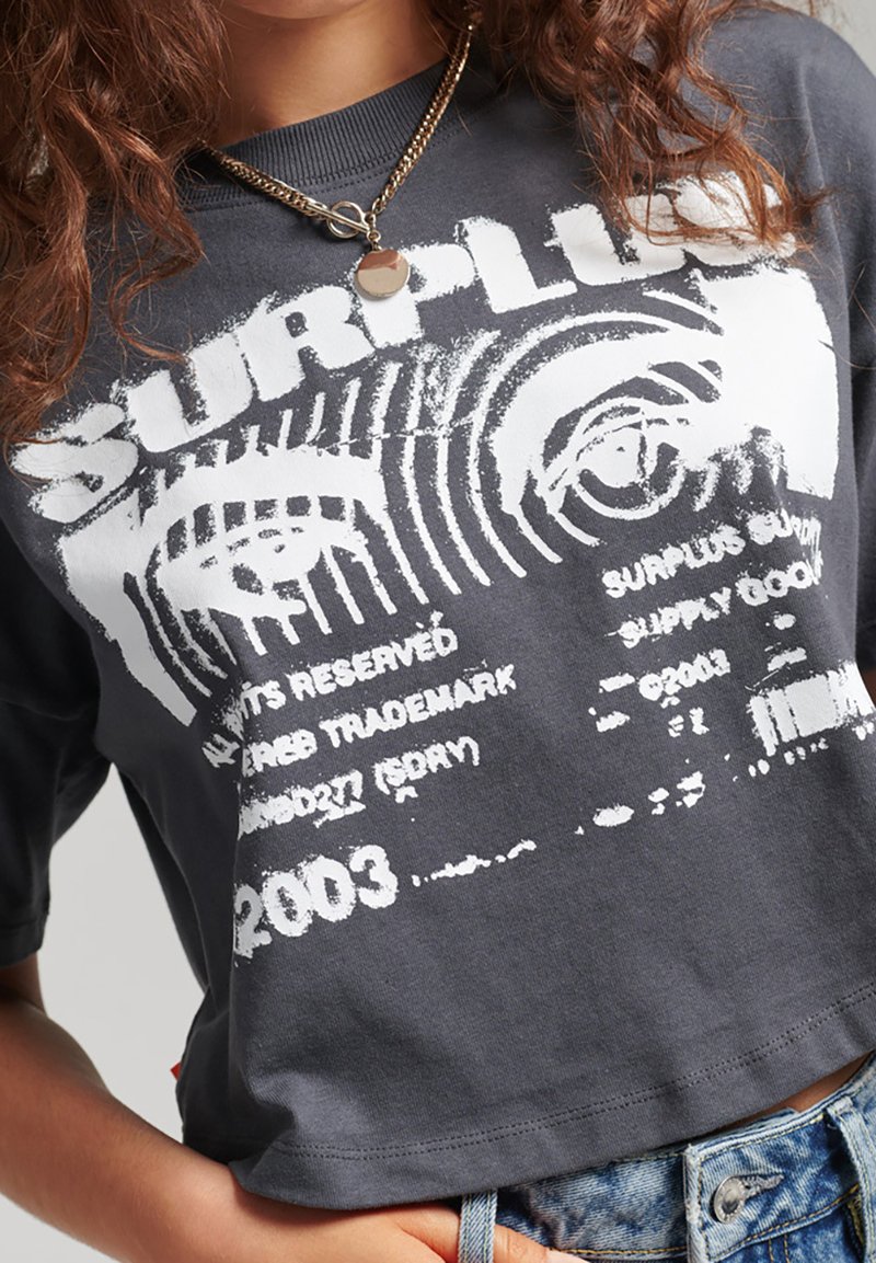 Damen T-Shirts | Superdry X SURPLUS T-Shirt print asphalt/grau - JN36277 Damen T-Shirts | Superdry X SURPLUS T-Shirt print asphalt/grau - JN36277