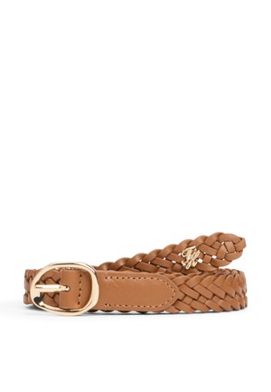 Cintura in pelle marrone intrecciata con fibbia ovale dorata e piccolo logo decorativo dorato all'estremità della cintura, mostrata arrotolata su sfondo bianco.