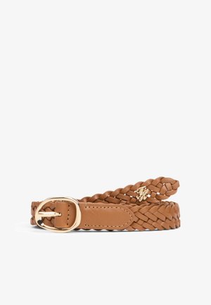 Ceinture en cuir marron tressé avec boucle ovale dorée et petit logo décoratif doré à l'extrémité de la sangle, présentée enroulée sur fond blanc.
