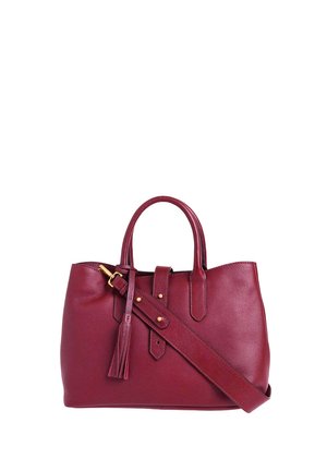 Sac à main en cuir bordeaux avec double poignées supérieures, bandoulière réglable, ferrures dorées et détail de pampille décorative.