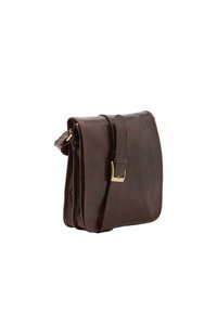 Borsa a messenger in pelle marrone con finitura liscia, tracolla regolabile singola e pattina frontale fissata da una fibbia in metallo.