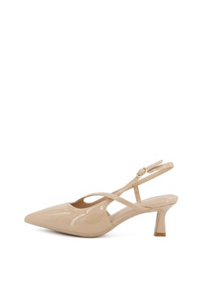 Scarpa slingback beige in vernice con tacco basso, punta appuntita e sottili cinturini incrociati chiusi con una piccola fibbia.