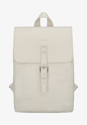 Sac à dos en toile beige avec un rabat en cuir lisse. Doté d'une fermeture boucle en métal et d'une poignée supérieure, conçu pour allier fonctionnalité et simplicité.