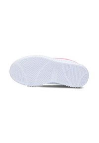 Witte sneakersole met een getextureerd patroon in visgraatontwerp. Accentkleuren zijn roze en lichtblauw op het bovenste gedeelte.