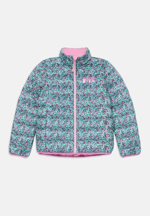 Gepolsterte Jacke mit floralem Muster in Grün, Pink und Weiß, mit einer pinken Innenseite, hohem Kragen und Reißverschluss vorne.