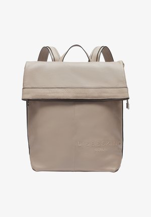 Beżowy plecak skórzany z zamknięciem typu roll-top, z fakturowanym wykończeniem, wytłoczonym logo oraz podwójnymi ramiączkami.