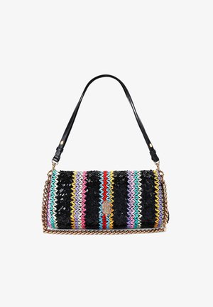 Mehrfarbige gewebte Handtasche mit schwarzen, rosa, blauen, gelben und roten Streifen, verziert mit einer metallischen Kette und einem verstellbaren Ledertragegurt.