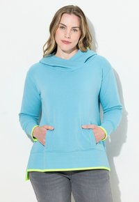 Felpa a manica lunga di colore azzurro chiaro con colletto a cappuccio, dotata di due tasche anteriori e dettagli in verde neon sui polsini e sull'orlo. Texture morbida.