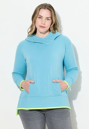 Haut à capuche à manches longues bleu clair avec un col cheminée, doté de deux poches avant et d'accents vert fluo aux poignets et à l'ourlet. Texture douce.