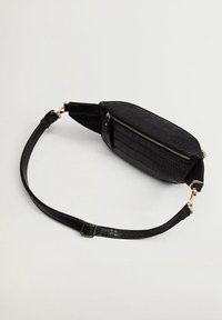 Czarna torba crossbody z sztucznej skóry o teksturze krokodylej, ze złotym zamkiem błyskawicznym i regulowanym paskiem. Kieszeń na zamek z przodu do przechowywania.