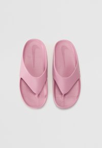Rosa plastsandaler med teksturert fotseng og en bred V-formet stropp. Har en sentral tåpost og subtil merkevare.