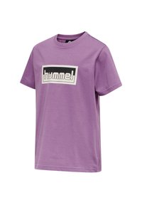 Fioletowa bawełniana koszulka z okrągłym dekoltem i krótkimi rękawami. Posiada czarne prostokątne logo z napisem "hummel" w białej czcionce.