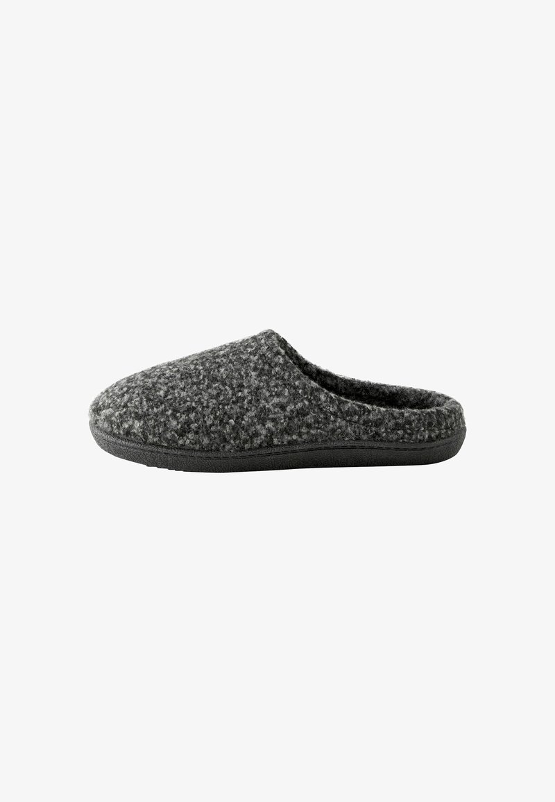 Grijze gevoelde slipper met een zachte textuur, open achterkant ontwerp en een duurzame zwarte rubberen zool. Bevat een gespikkeld patroon voor extra detail.