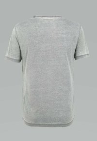 Grå bomullströja med rund hals, korta ärmar, subtil textur och sydda kanter. Visas från baksidan.