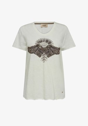 Balta kokvilnas T-kreklā ar apaļu kakla izgriezumu un īsām piedurknēm, dekorēta ar putna grafiku tumšos akcentos un fliteriem.