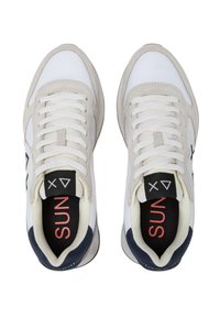 Sneakers bianchi e beige con una tomaia in suede e mesh, dettagli blu navy, punta rotonda, lacci piatti e una soletta nera con la parola "SUN" in rosso.