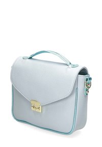 Borsa a mano in pelle blu chiaro con finitura testurizzata, accessori in oro, chiusura a pattina e manico superiore. Presenta dettagli teal lungo i bordi.
