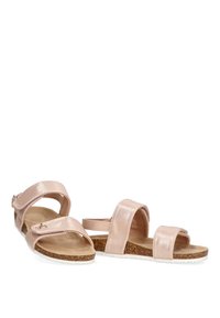 Sandalias de cuero sintético rosa con dos correas anchas y una suela de corcho texturizada; presenta un acento decorativo de estrella en una de las correas.