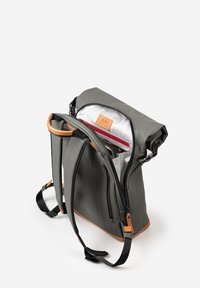 Grauer Roll-Top-Rucksack aus strapazierfähigem Material, mit einem hellbraunen Lederakzent, Reißverschlussfächern und verstellbaren Riemen.