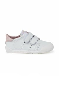 Sneakers bianchi in pelle con un accento fucsia sul tallone, due cinghie in Velcro, design perforato sui lati e suola in gomma testurizzata.