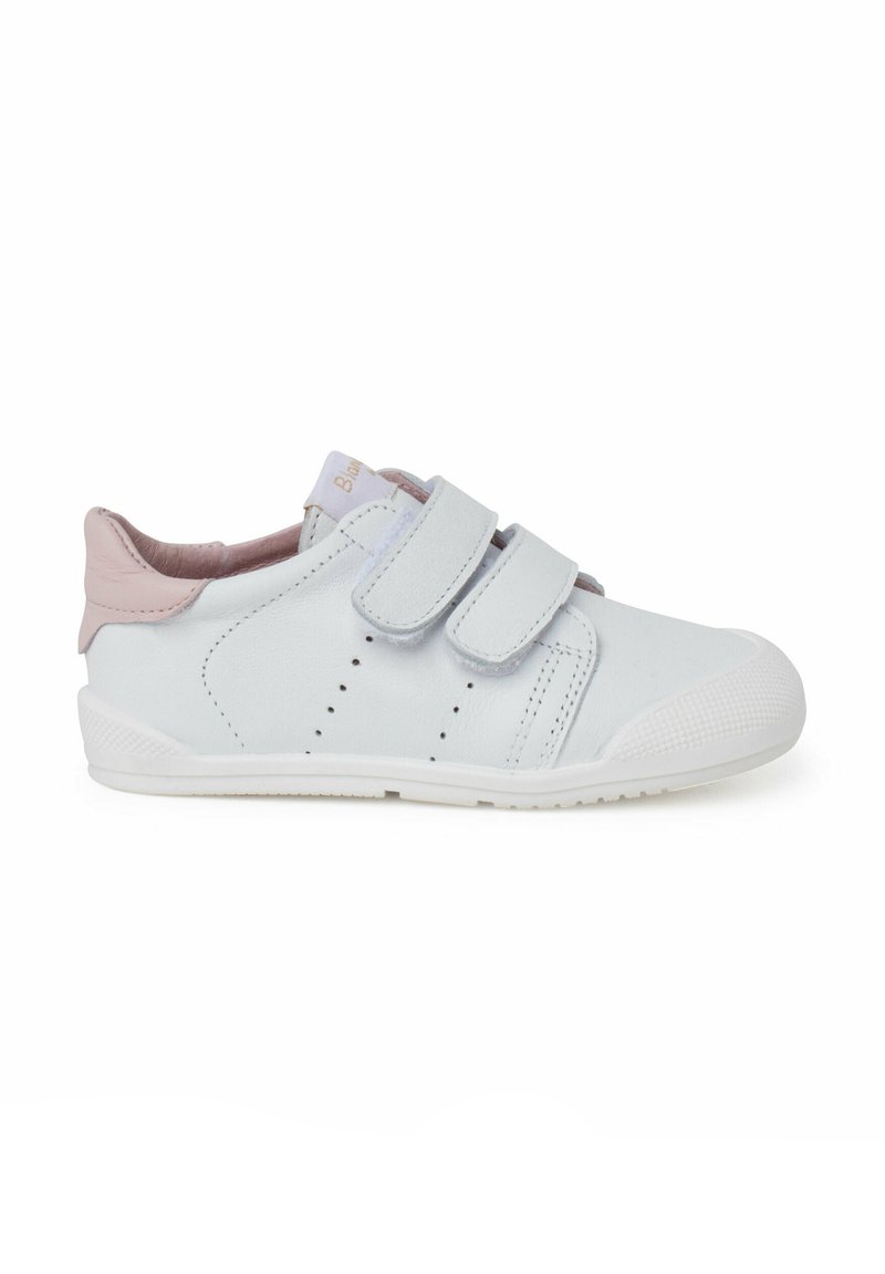 Sneakers bianchi in pelle con un accento fucsia sul tallone, due cinghie in Velcro, design perforato sui lati e suola in gomma testurizzata.