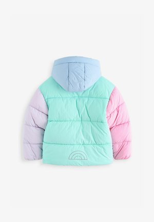 Veste rembourrée avec capuche, présentant un design dégradé en vert menthe, bleu clair, lavande et rose. Détail subtil d'arc-en-ciel au dos.