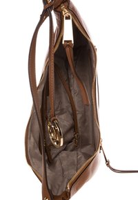 Sac à main en cuir marron avec fermeture éclair dorée, bretelles réglables et doublure intérieure en tissu beige à motifs.