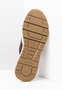Sole in gomma marrone e beige con grip testurizzato, con il nome del marchio "NeroGiardini" impresso e la taglia "42" vicino al tallone.