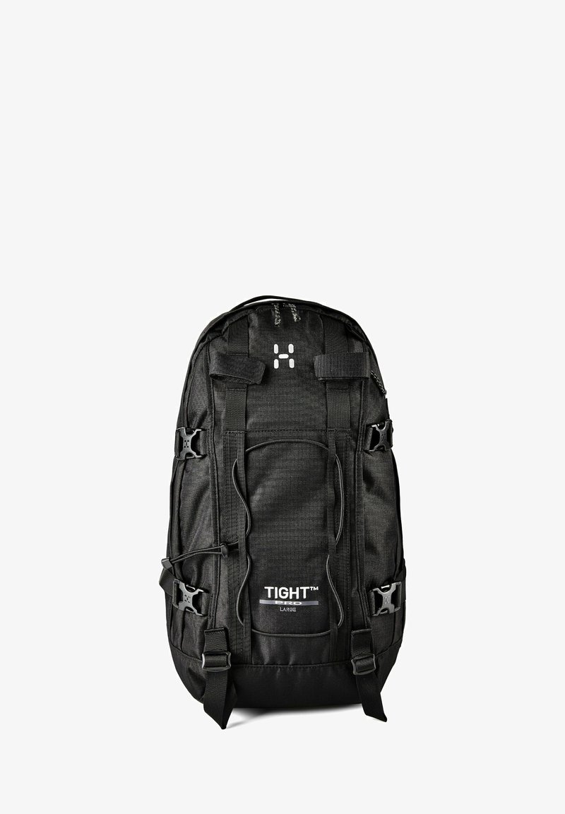 Mochila de senderismo grande de color negro con múltiples correas, hebillas y la marca "TIGHT PRO" en el bolsillo frontal.