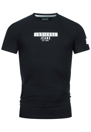 Tricou negru din bumbac cu mâneci scurte, având inscripția albă „INDICODE JEANS” și logo pe piept. Textură netedă, guler rotund.