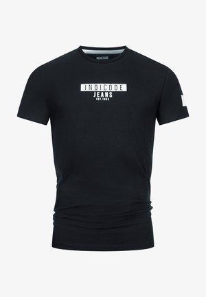 Czarny bawełniany t-shirt z krótkimi rękawami, na piersi ozdobiony białym napisem i logo "INDICODE JEANS". Gładka faktura, okrągły dekolt.