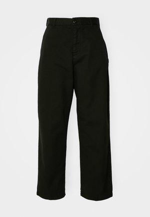 Pantaloni neri a gamba larga realizzati in cotone resistente. Presentano una chiusura con bottone e tasche laterali. Texture liscia e finitura sartoriale.