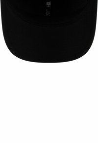 Schwarze Baseballmütze mit einem gebogenen Schirm, aus einem Stoff mit glatter Textur. Markenetikett auf der Innenauskleidung sichtbar.