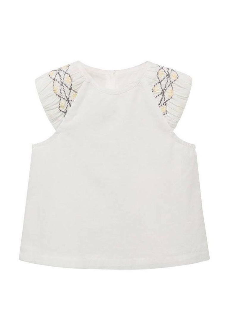 Top senza maniche bianco con spalle arricciate texturizzate, caratterizzato da motivi geometrici ricamati in giallo e blu. Design casual.